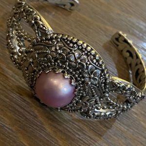 Cuff with cultures pearl center